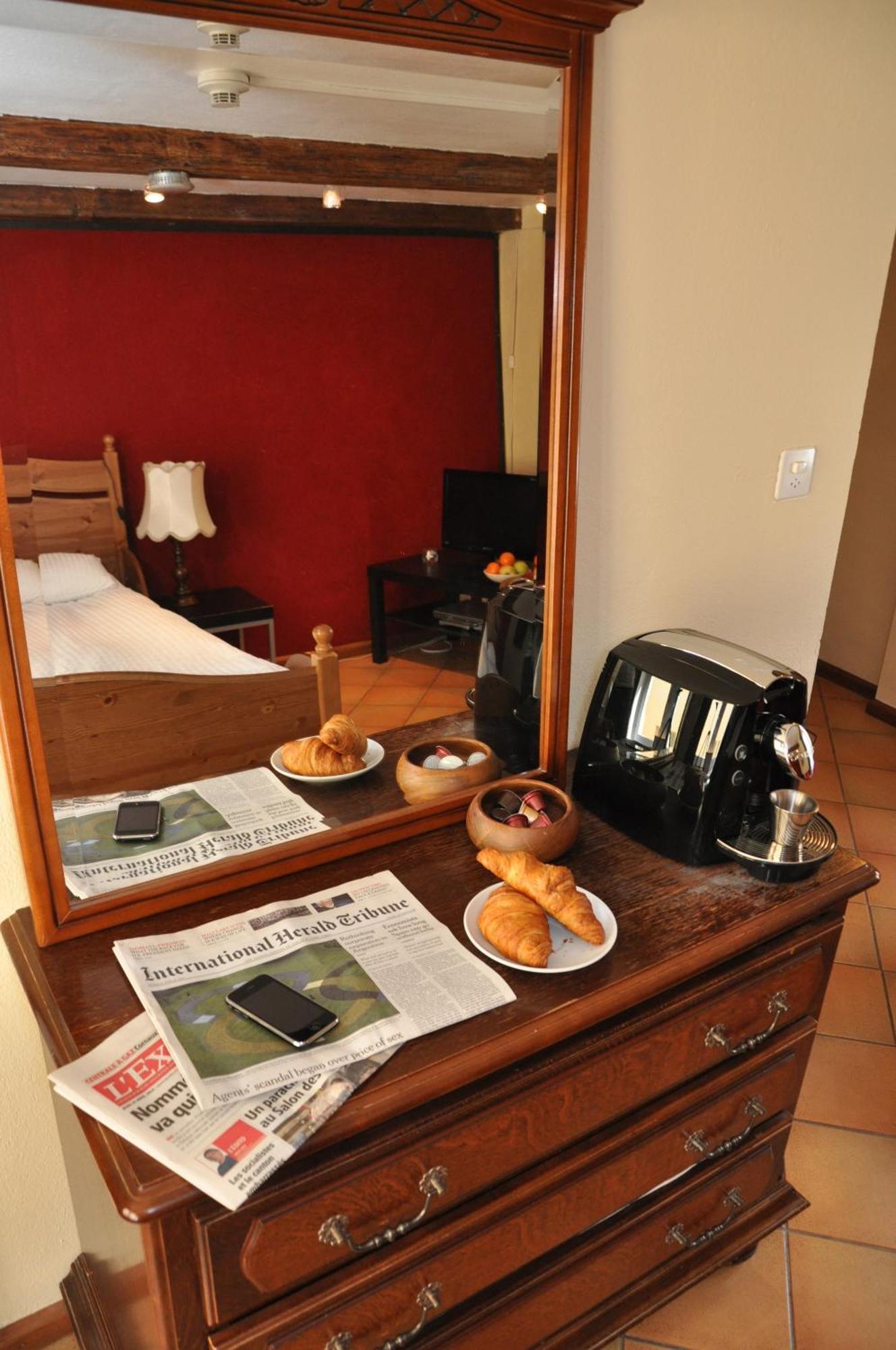 Aux Chambres Du Banneret Neuchâtel Εξωτερικό φωτογραφία