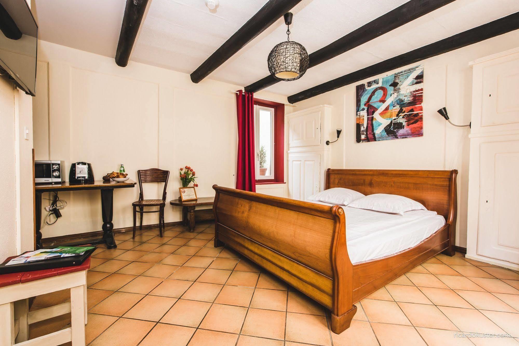Aux Chambres Du Banneret Neuchâtel Εξωτερικό φωτογραφία