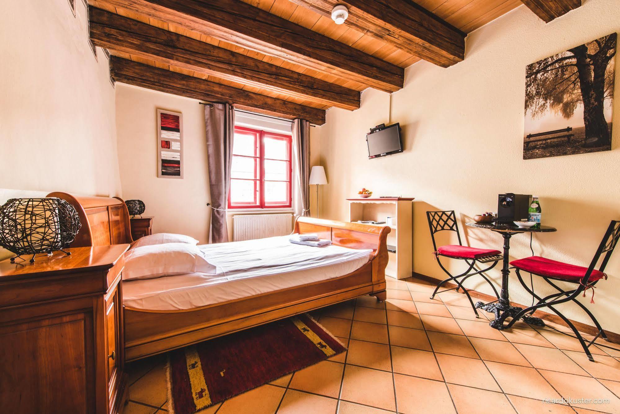 Aux Chambres Du Banneret Neuchâtel Εξωτερικό φωτογραφία