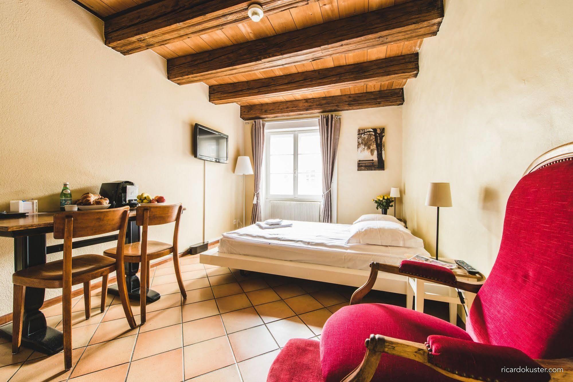 Aux Chambres Du Banneret Neuchâtel Εξωτερικό φωτογραφία