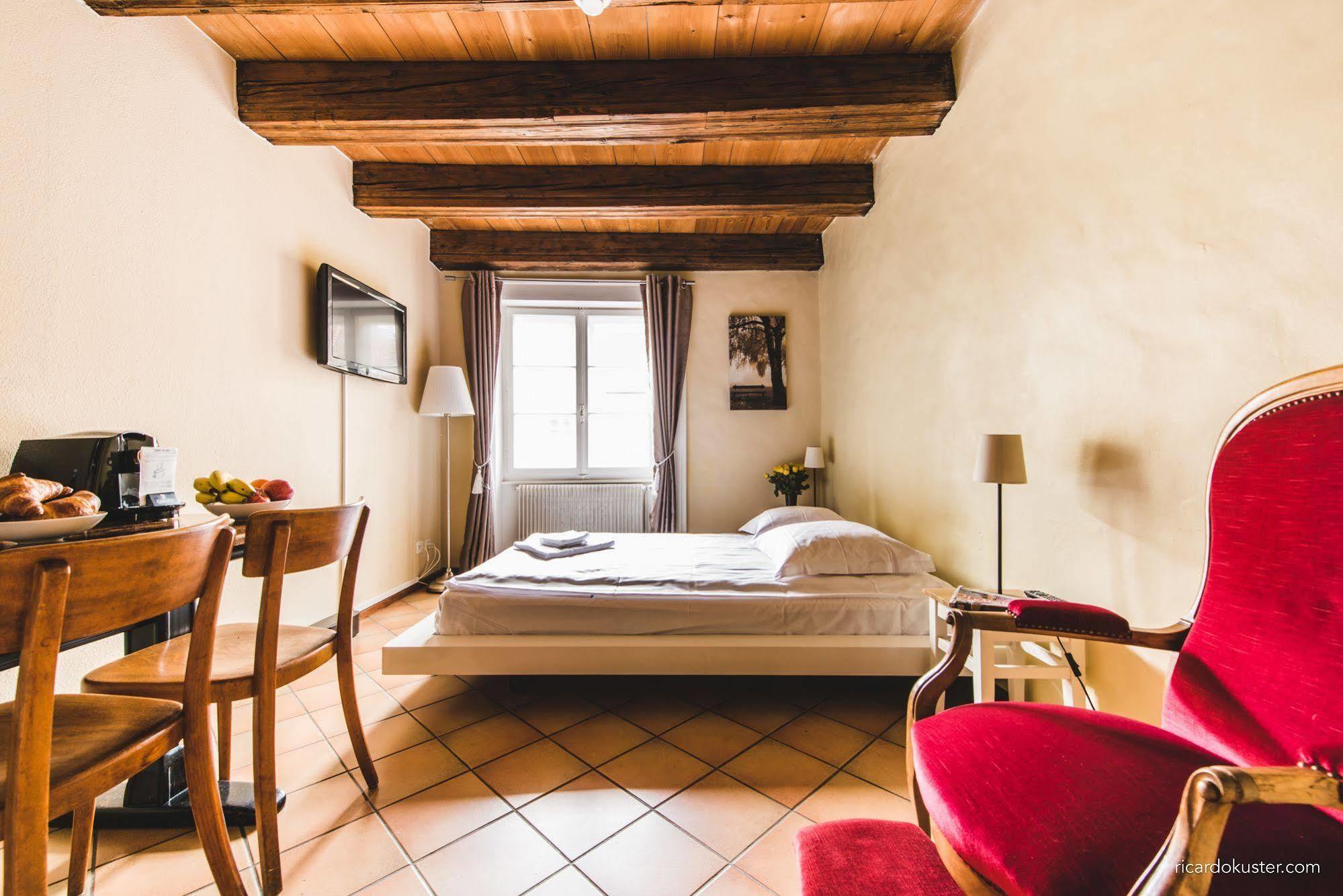 Aux Chambres Du Banneret Neuchâtel Εξωτερικό φωτογραφία