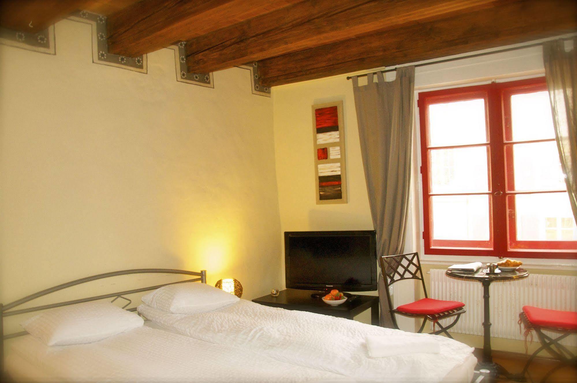 Aux Chambres Du Banneret Neuchâtel Εξωτερικό φωτογραφία